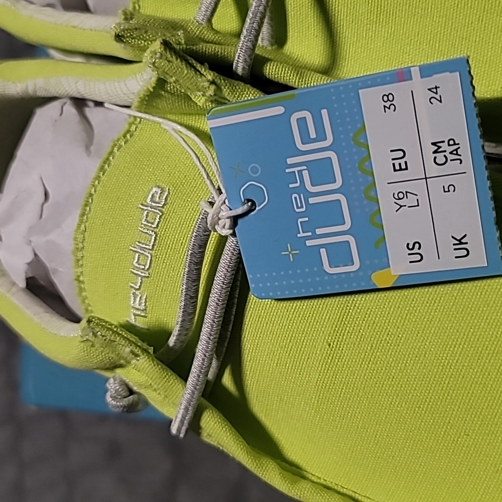 NWT Hey Dude Wally Youth Shoes, Y6/W7-7.5/Eu 38 - Picture 2 of 6
